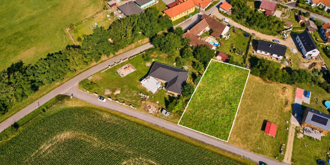 STAVEBNÍ POZEMEK VE CHVALOVICÍCH